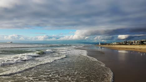Blick-Auf-Die-Wellen,-Die-Am-Strand-Brechen,-Bewegung-Vogelperspektive-Auf-Manhattan-Beach,-Kalifornien