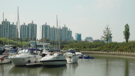 Yacht-club-in-Seoul-city-South-Korea-with-mooring-facilities-that-allow-the-embarkation,-disembarkation,-anchoring-of-yachts-or-boats-near-Yeouido-island