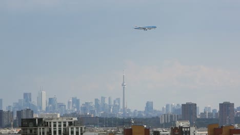 Flugzeug-Fliegt-über-Den-Berühmten-CN-Tower-In-Toronto,-Kanada