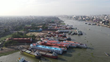 Luftaufnahme-über-Dem-Fluss-Buriganga-Und-Schockierenden-Illegalen-Werften-–-Bangladesch