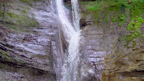 Zeitlupenneigung-Des-Fallenden-Wasserfalls-über-Die-Grüne,-Moosige-Bergwand-In-Den-Bach-Der-Wildnis-–-Prores-4K-Videografie-Tagsüber