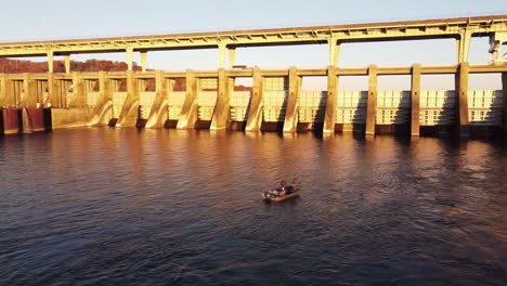 Freizeitangeln-Unterhalb-Des-Chickamauga-Wasserkraftwerks-Und-Der-Wilkes-T-Thrasher-Brücke