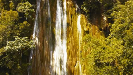Aufsteigende-Aufnahme-Des-Limon-Wasserfalls-In-Haitis,-Dominikanische-Republik