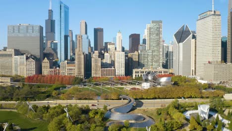 Drone-Reveals-Millennium-Park-on-Beautiful-Fall-Day-in-Chicago,-Illinois