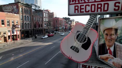 Luftaufnahme-Vom-Plattenladenschild-An-Der-Broadway-Street-In-Nashville,-Tennessee