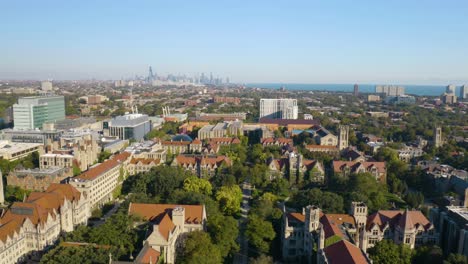 Drohne-Fliegt-Vom-Berühmten-Campus-Der-University-Of-Chicago-Weg