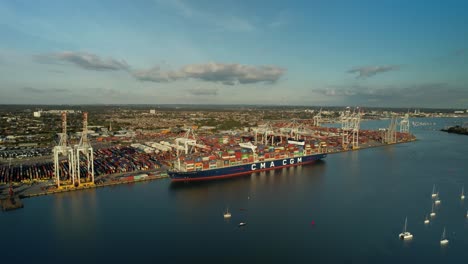 Container-Ship-With-Intermodal-At-DP-World-Southampton-Terminal-By-River-Test-In-Southampton,-UK