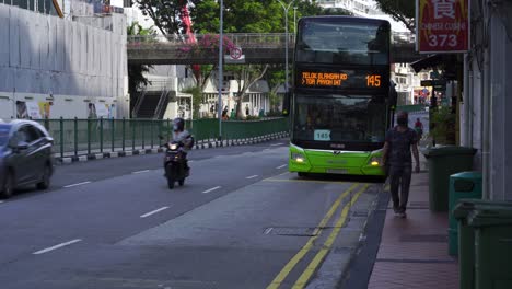 Bus-Des-öffentlichen-Nahverkehrs-Hält-An-Der-Balestier-Road-In-Singapur