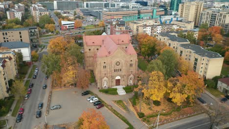 Luftaufnahme:-Rotierende-Aufnahme-Der-Kirche-Im-Vorort-Zverynas-In-Vilnius-Im-Herbst