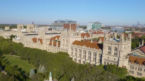 Edificios-Del-Campus-De-La-Universidad-De-Chicago.-Hermosa-Revelación-Cinematográfica