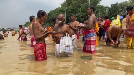Kolkata,-India-:-People-Doing-tarpan-during-Mahalaya-in-Ganga-river-at-morning