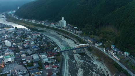 Luftaufnahme-Von-Gero-Onsen-Ryokans-Und-Hida-River,-Gifu-Japan