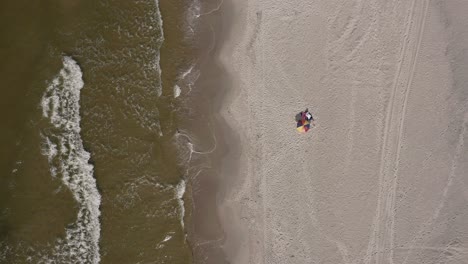 Draufsicht-Auf-Einen-Strandschirm-Am-Sandstrand-Der-Ostsee