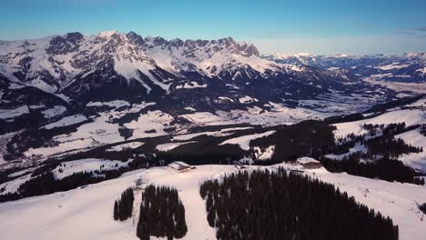 Schneebedeckte-Berge-In-Tiefen-Wolken-Und-Blauer-Himmel-Bei-Sonnenuntergang-Im-Winter