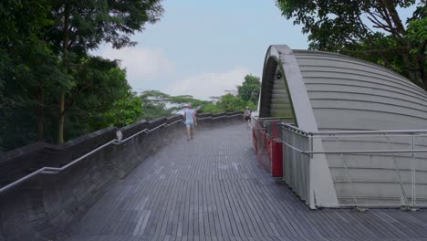 Gente-Caminando-Y-Haciendo-Ejercicio-En-Anderson-Waves,-Parque-Mount-Faber,-Singapur