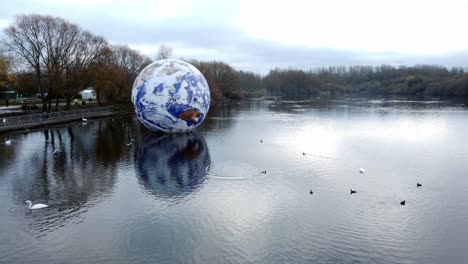 Luke-Jarram-Floating-Planet-Earth-Kunstausstellung-Luftaufnahme-Am-Pennington-Flash-Lake,-Steigender-Neigungsschuss