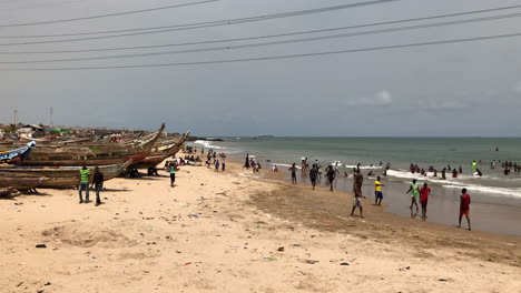 Afrika-Tema-Ghana-Hafen-Menschenmassen-Spielen-Am-Strand