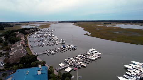 Aerial-Orbit-Marina-Entlang-Des-Bohicket-Creek-In-Der-Nähe-Von-Kiawah-Island-Und-Seabrook-Island,-South-Carolina
