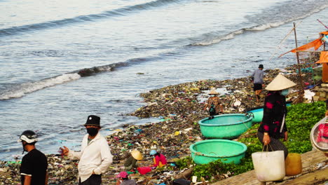 Vietnamesische-Dorfbewohner-Laufen-Am-Verschmutzten-Strandufer-Voller-Müll-Entlang