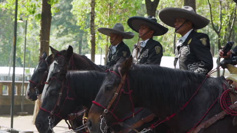 Die-Polizei-In-Mexiko-Stadt-Patrouilliert-Auf-Pferden-Und-Trägt-Die-Traditionelle-Uniform-Von-Sombreros-Und-Outfits-Im-Mariachi-Stil