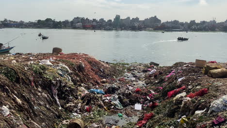 Polluted-river-bank-of-buriganga-during-day