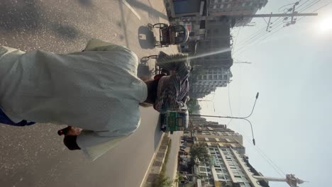 Usando-Un-Tirador-De-Rickshaw-Local-En-Su-Triciclo-Para-Transporte,-Asia,-Video-Pov-Vertical