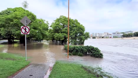 Río-Brisbane-Inundado-Embravecido-Debajo-Del-Puente