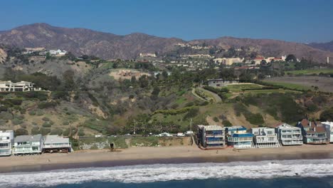Aerial-drone-view-of-expensive-and-luxurious-properties-over-the-hilly-terrain-close-the-beautiful-shoreline-in-Malibu,-California,-USA-at-daytime