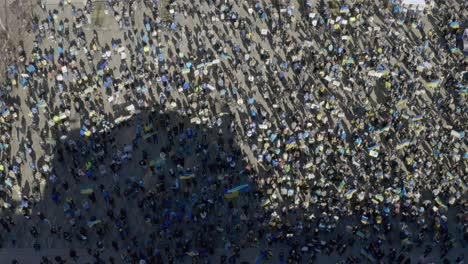 Hunderte-Von-Demonstranten-Mit-Ukrainischen-Flaggen-Versammelten-Sich-Während-Des-Russisch-ukrainischen-Krieges-In-Kanada-In-Der-Vancouver-Art-Gallery