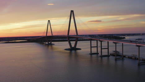 Drohnen-Umlaufbahnen-Nach-Links-Zeigen-Autos,-Die-über-Die-Cooper-River-Bridge-In-Charleston,-South-Carolina-Fahren