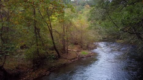 Vuelo-Sobre-Un-Río-Forestal-En-Pensilvania
