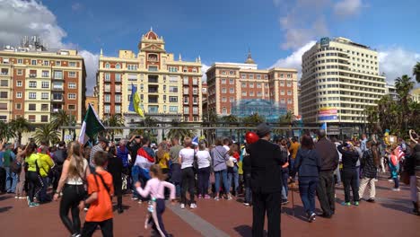 Vista-Abierta-De-Muchos-Manifestantes-Reunidos-En-Una-Plaza-Pública-En-Málaga-Para-Apoyar-A-Ucrania