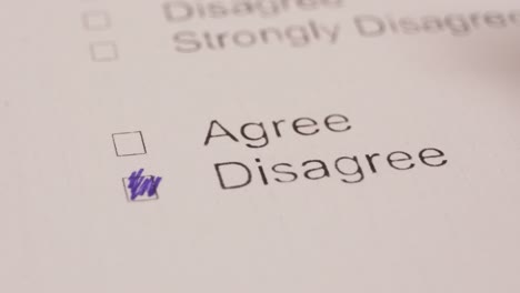 Person,-Die-Mit-Einem-Stift-Bei-Einer-Umfragefrage-„nicht-Einverstanden“-Markiert