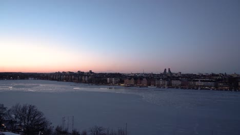 Vista-De-Gran-Angular-Sobre-El-Agua-Congelada-En-Estocolmo