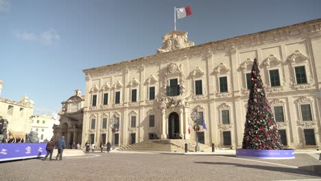 Bandera-De-Malta-Ondeando-En-El-Viento-En-La-Parte-Superior-Del-Palacio-De-Castille-En-La-Ciudad-De-Valletta-En-Malta