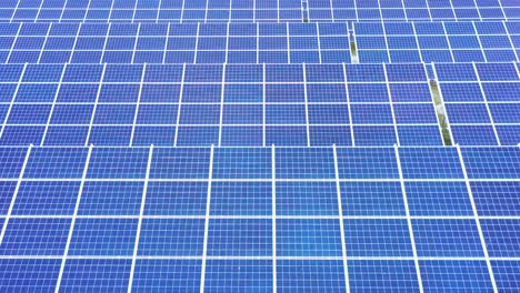 Nahaufnahme-Der-Oberfläche-Von-Blauen-Photovoltaik-Solarmodulen-Zur-Erzeugung-Von-Sauberem-ökologischem-Strom