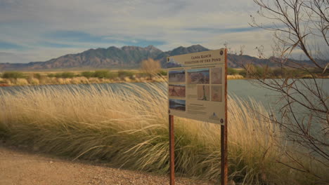 Besucher-Sehen-Sich-Informationen-über-Die-Lokale-Geschichte-Auf-Der-Canoa-Ranch-Im-Süden-Arizonas-An