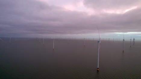 Windkraftanlage-1-Niederlande-IJsselmeer-Mit-Schweren-Wolken