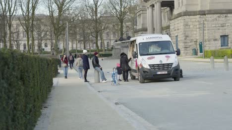 Menschenschlange-Am-Belgischen-Waffel--Und-Eiswagen,-Imbisswagen,-Der-Heiße-Waffeln-Und-Eis-Im-Jubelpark-In-Brüssel,-Belgien,-Verkauft