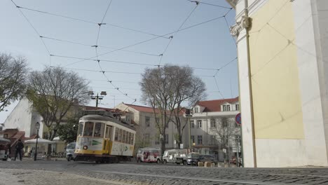 Tranvía-Remodelado-Clásico-Que-Va-Viniendo-Alrededor-De-Una-Calle-En-Lisboa