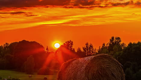 Zeitrafferansicht-Des-Orangefarbenen-Sonnenuntergangs-über-Der-Hügeligen-Ländlichen-Agrarlandschaft