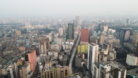 Vista-Aérea-Del-Conjunto-De-Rascacielos-En-Una-Atmósfera-Contaminada-De-La-Ciudad-De-Dhaka,-Bangladesh-En-4k