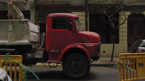 Gimbal-zoom-in-shot-of-parked-old-truck,-Buenos-Aires