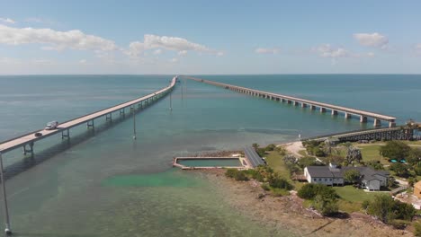 Seven-Mile-Bridge,-Florida-Keys,-Taube,-Alt,-Neu,-Tropisches-Urlaubsziel,-Blaues-Wasser,-Golf-Von-Mexiko,-Tourismus,-Drohnentransport-Aus-Der-Luft