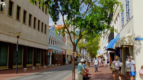 Busy-street-filled-with-retail-shops-and-tourists-in-Punda,-Willemstad,-on-the-Caribbean-island-or-Curacao