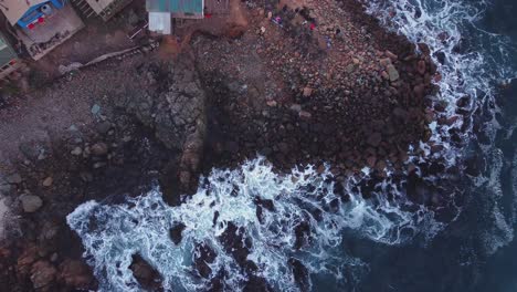 Bricht-Wellen-An-Der-Küste-Und-Schützt-Fischerhäuser