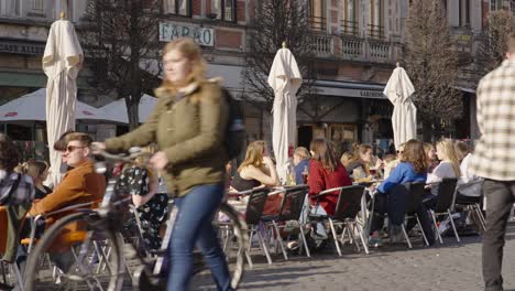 Jóvenes-Estudiantes-Atractivos-Disfrutando-De-Bebidas-En-Oude-Markt-En-Un-Día-Soleado---Lovaina,-Bélgica
