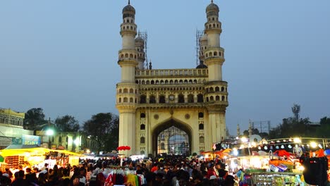 Vista-Estática-De-Un-Concurrido-Mercado-Con-Tiendas-Y-Puestos-Frente-Al-Famoso-Charminar-En-Hyderabad,-Telangana,-India