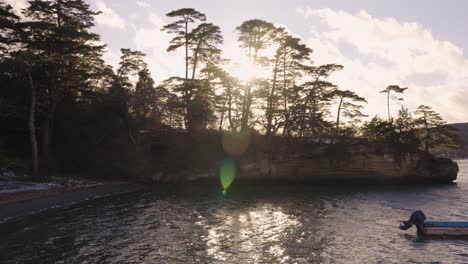 Mit-Kiefern-Bedeckte-Insel-In-Der-Bucht-Von-Matsushima,-Miyagi,-Japan