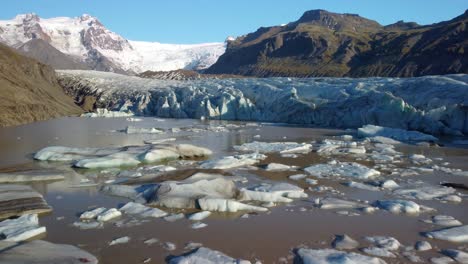 Luftaufnahme-Der-Durch-Die-Globale-Erwärmung-Verursachten-Lagune-Und-Des-Massiven-Svinafellsjökull-Gletschers-In-Island